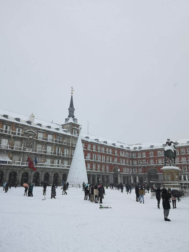 plaza mayor madrid sneeuw