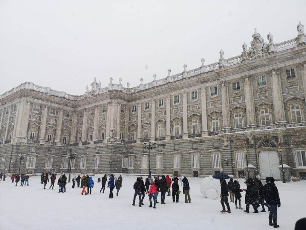 palacio real madrid sneeuw