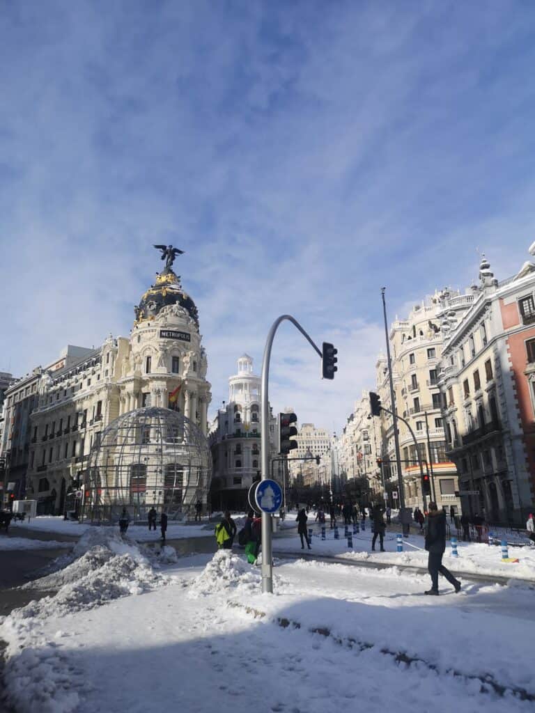 calle de alcala madrid sneeuw